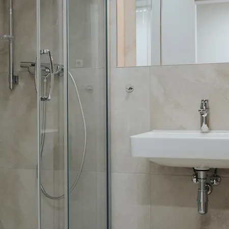 Zwirn Design Near Nivy Station & Downtown Apartment *