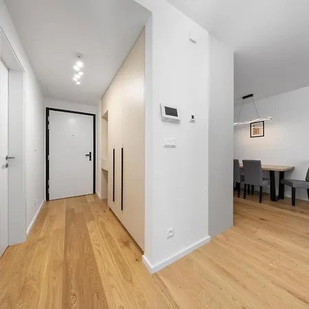 Zwirn Design Near Nivy Station & Downtown